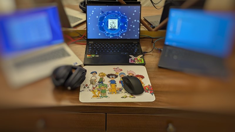 Софт и железо, которые могут помочь при работе с несколькими компьютерами одновременно с сохранением приемлемого уровня изоляции для overemploymentЖелезо:* Роутер GL.iNet - позволяют гибко настроить VPN для разных устройств. Можно использовать VPN разных стран на разных устройствах. Есть прекрасные дорожные модели или версии с аккумулятором и поддержкой сим-карт. Важно - покупать только модели на процессоре MediaTek на базе ОС OpenWRT* Качественная мощная GaN-зарядка и набор кабелей Type-C, по вкусу - с магнитными коннекторами* Компактный удлинитель со множеством розеток* HDMI Dummy Plug - физический эмулятор второго монитора, может быть полезен для удалённого доступа или headless-устройств. Чем разрешение больше, тем лучше* Клавиатуры и мыши Keychron - есть модели с подключением по USB, 2.4 ГГц через донгл и 3 устройств по Bluetooth с переключением на летуСофт:* ZeroTier - виртуальная распределённая локальная сеть через интернет, обход NAT. Можно установить на роутер и получать доступ к своей локалке из любой точки мира так как будто они находятся в одной сети с вами. Как Tailscale, только полностью opensource с возможностью self-hosting и на уровне L2 - можно играть в майн по локалке.* RustDesk - удалённый рабочий стол, аналог TeamViewer, можно селфхостить, можно подключаться по IP-адресам поверх ZeroTier* Apollo/Moonlight/Sunshine - удалённый рабочий стол с околонулевой задержкой, оптимизирован для игр* Barrier - программный KVM-свитч, позволяет поделиться клавиатурой и мышью с одного компьютера на другие* KDE Connect - синхронизация уведомлений, передача файлов и много чего ещё. Маст хев* Syncthing - бессерверная синхронизация папок и файлов между устройствами* Ferdium - использование разных мессенджеров и веб-приложений с одной машины с возможностью изоляции* Floorp - браузер на базе Firefox с оптимизацией под горизонтальные и древовидные вкладки* Firefox Containers - изоляция сессий в Firefox-подобных браузерах* Sidebery - древовидные вкладки с хорошей организацией и интеграцией с Firefox ContainersЛично я использую следующую стратегию - роутер с ZeroTier (для доступа снаружи на всякий случай), на котором настроены VPN-правила для разных рабочих ноутов, на сами ноутах установлен RustDesk, подключаюсь к ним с личной машины по IP-адресу. На личной машине - Ferdium для аггрегации уведомлений с корпоративных мессенджеров. Иногда использую на рабочих машинах Barrier. На рабочих машинах браузер Vivaldi без синхронизации, на личной - Floorp с подготовленными рабочими пространствами и контейнерами, на всякий случай.#overemployment