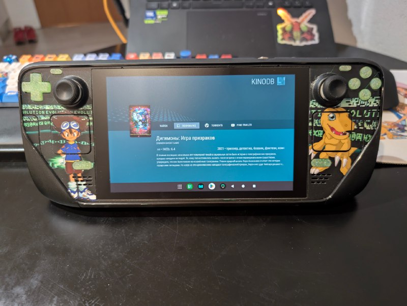 Steam Deck может выполнять функцию телеприставки.На него есть порт Android, в том числе Android TV. Если установить TorrServe и купить LazyMedia Deluxe - получится ультимативный медиаплеер, который можно как подключить к телевизору, так и использовать для просмотра контента в портативном режиме.Какая-нибудь дешёвая китайская Bluetooth-клавиатура вполне сгодится в качестве пульта.#steamdeck #android #пиратствоSteam Deck может выполнять функцию телеприставки.На него есть порт Android, в том числе Android TV. Если установить TorrServe и купить LazyMedia Deluxe - получится ультимативный медиаплеер, который можно как подключить к телевизору, так и использовать для просмотра контента в портативном режиме.Какая-нибудь дешёвая китайская Bluetooth-клавиатура вполне сгодится в качестве пульта.#steamdeck #android #пиратство